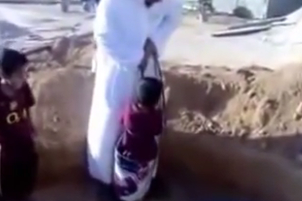 شاهد كيف أدخل أب ابنه داخل بئر في السعودية